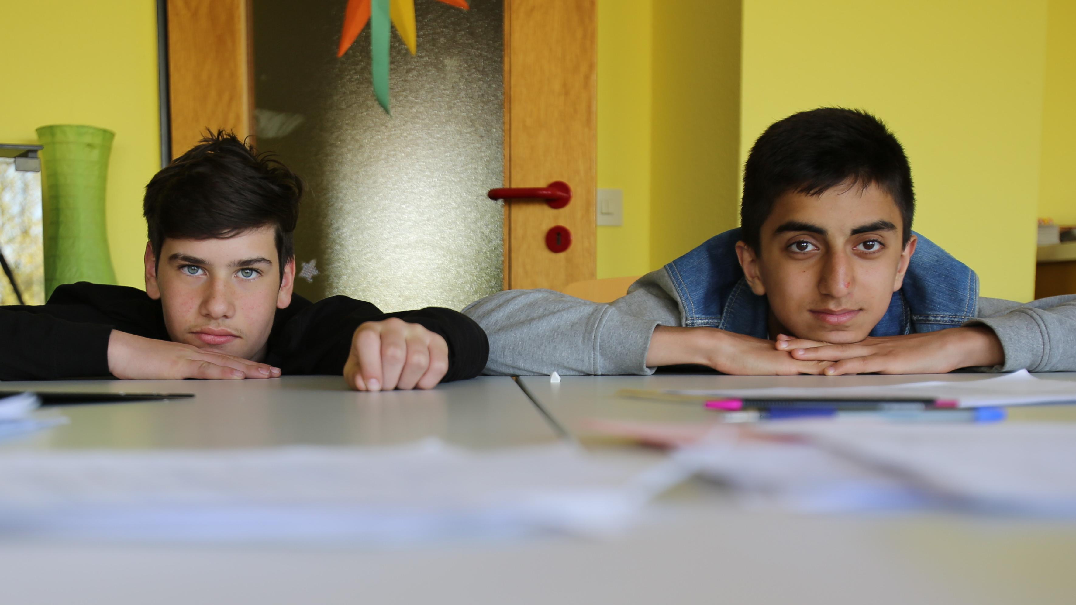 zwei Jungen am Schreibtisch zwei Jungen am Schreibtisch - Unterstützer werden und Sponsoring
